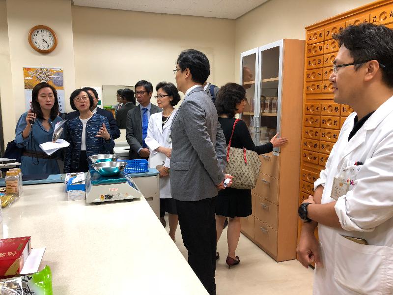 食物及衞生局局長陳肇始教授（左二）今日（九月七日）率領代表團參觀位於首爾的國立再活院的韓醫藥房。