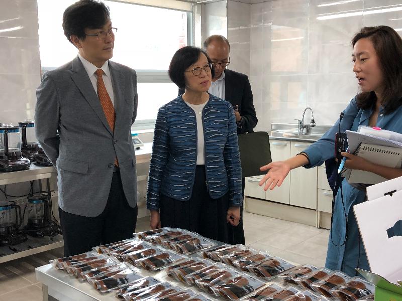 食物及衞生局局長陳肇始教授（左二）今日（九月七日）率領代表團參觀位於首爾的國立再活院的煎藥室。