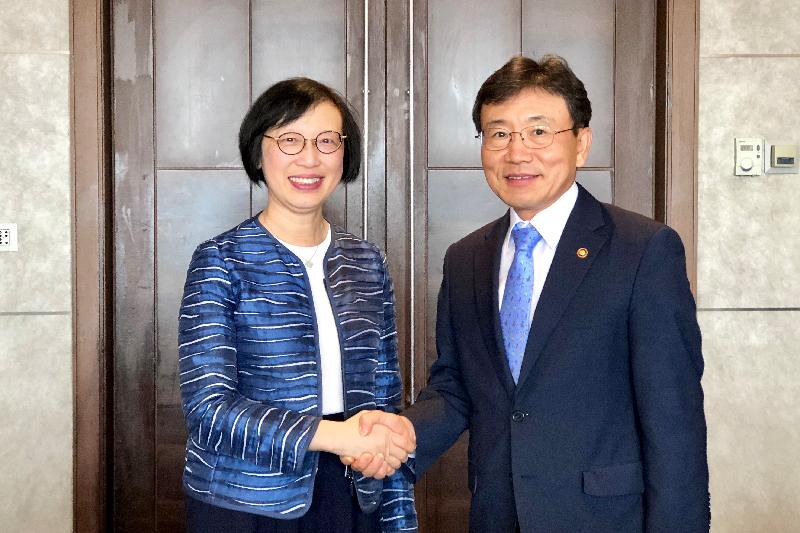 The Secretary for Food and Health, Professor Sophia Chan (left), today (September 7) met with the Vice Minister of Health and Welfare of Korea, Mr Kwon Deok-cheol (right), in Seoul to exchange views on medical and healthcare issues of the two places. 