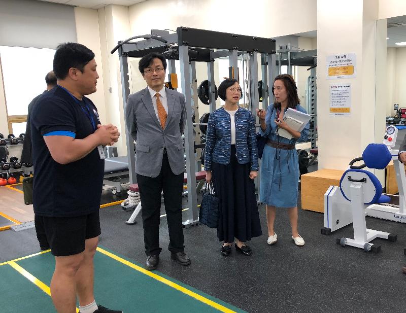 The Secretary for Food and Health, Professor Sophia Chan (second right), today (September 7) led a delegation to visit the exercise room of the National Rehabilitation Center in Seoul.