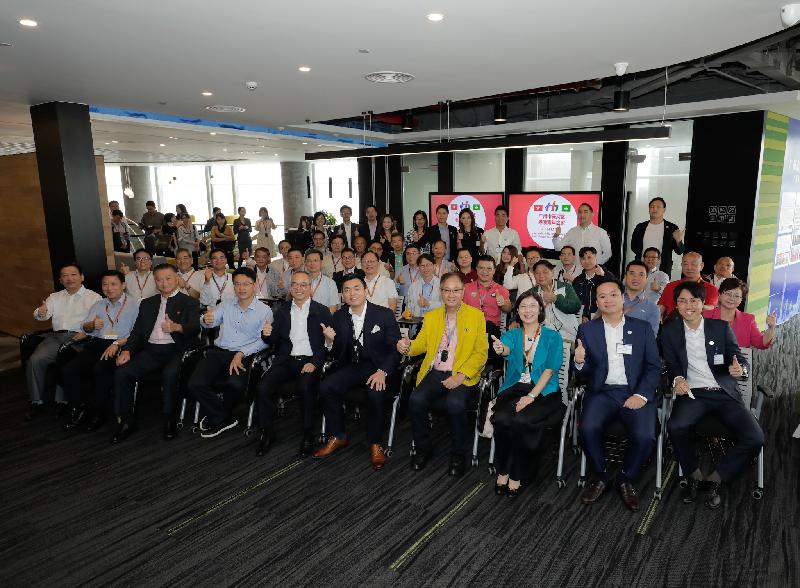 The Secretary for Home Affairs, Mr Lau Kong-wah, District Council chairmen and vice chairmen continued their visit to the Guangdong-Hong Kong-Macao Greater Bay Area today (September 8). Photo shows Mr Lau (front row, fifth left) in a group photo with the Director of Home Affairs, Miss Janice Tse (front row, third right) and members of the delegation at the Guangzhou Tianhe Hong Kong and Macau Youth Association.
