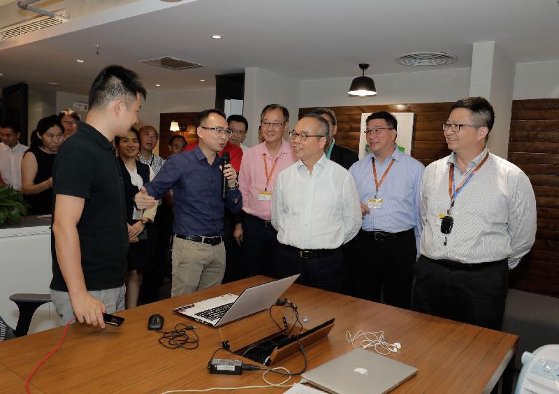 The Secretary for Home Affairs, Mr Lau Kong-wah, District Council chairmen and vice chairmen continued their visit to the Guangdong-Hong Kong-Macao Greater Bay Area today (September 8). Photo shows Mr Lau (centre) and members of the delegation exchanging views with entrepreneurs at the Guangdong-Hong Kong-Macau Technology Exhibition and Exchange Centre.  


