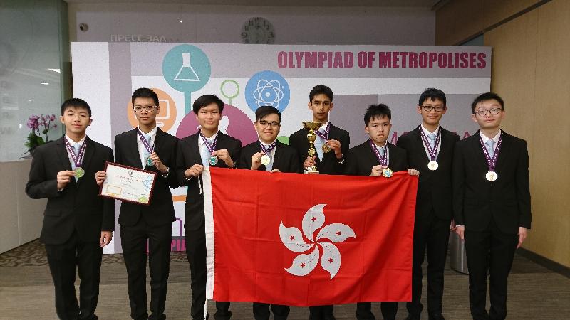 Eight students representing Hong Kong achieved outstanding results in the 3rd International Olympiad of Metropolises held in Moscow, Russia from September 2 to 7.  They are (from left to right) Alvin Tse Cheuk-hin, Wong Chi-fung, Prudence Mok Kwan-lam, Cheng Yan-yau, Gaurav Arya, Chau Chun-wang, Wai Ka-hei and Choi Chun-ming.