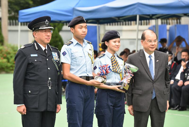 The Civil Aid Service (CAS) Cadet Corps held its 50th Anniversary Parade at the CAS Headquarters today (September 9).  Photo shows the Reviewing Officer, the Chief Secretary for Administration, Mr Matthew Cheung Kin-chung, presents the award to the winner of the Footdrill Competition.