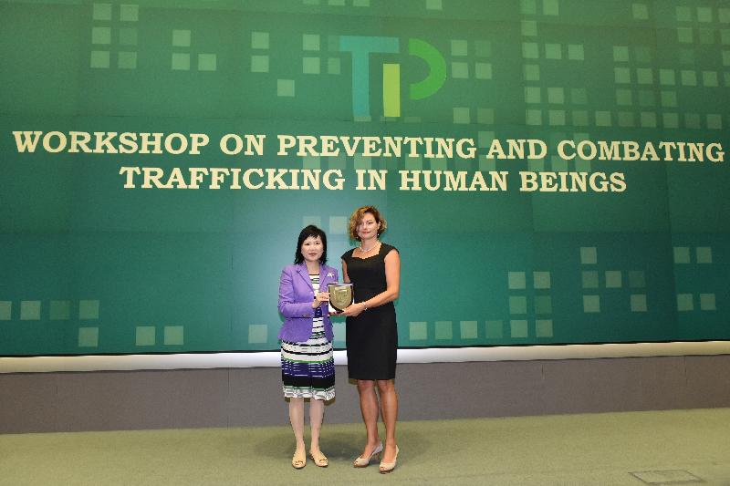 A two-day Workshop on Preventing and Combating Trafficking in Human Beings 2018, jointly organised by the Hong Kong Special Administrative Region Government and the European Union (EU) Office to Hong Kong and Macao, commenced today (September 10). Photo shows the Permanent Secretary for Security, Mrs Marion Lai (left), presenting a souvenir to the Acting Head of the EU Office to Hong Kong and Macao, Dr Jolita Pons (right).