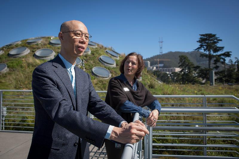 環境局局長黃錦星（左）今日（三藩市時間九月十日）在美國三藩市到訪加利福尼亞州科學院，參觀其綠色建築及了解其營運。

