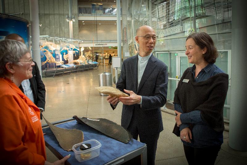 The Secretary for the Environment, Mr Wong Kam-sing (second right), today (September 10, San Francisco time) visits the California Academy of Sciences in San Francisco, the United States, and tours the green building features and is briefed on its operations.