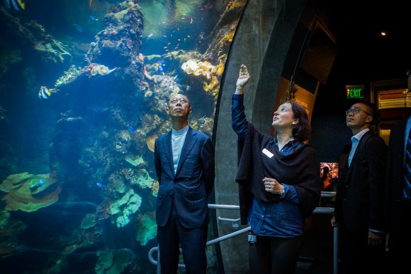 The Secretary for the Environment, Mr Wong Kam-sing (first left), today (September 10, San Francisco time) visits the California Academy of Sciences in San Francisco, the United States, and tours the green building features and is briefed on its operations.