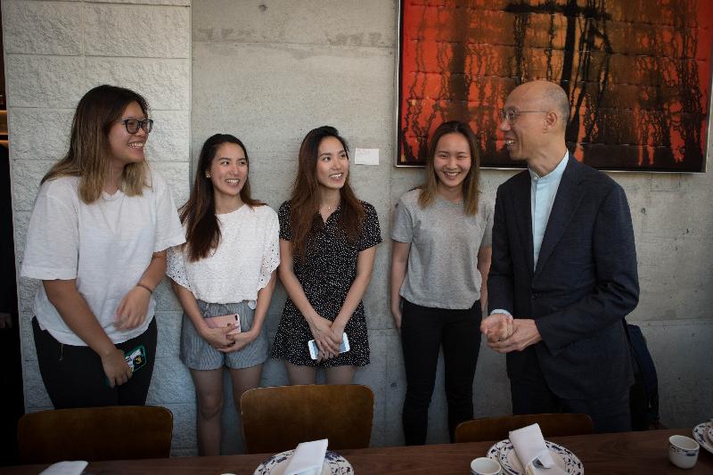The Secretary for the Environment, Mr Wong Kam-sing (first right), today (September 10, San Francisco time) meets with Hong Kong students studying at a local university in California, the United States, to learn about their daily life.