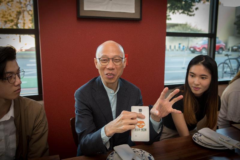 The Secretary for the Environment, Mr Wong Kam-sing (centre), today (September 10, San Francisco time) meets with Hong Kong students studying at a local university in California, the United States, to learn about their daily life.