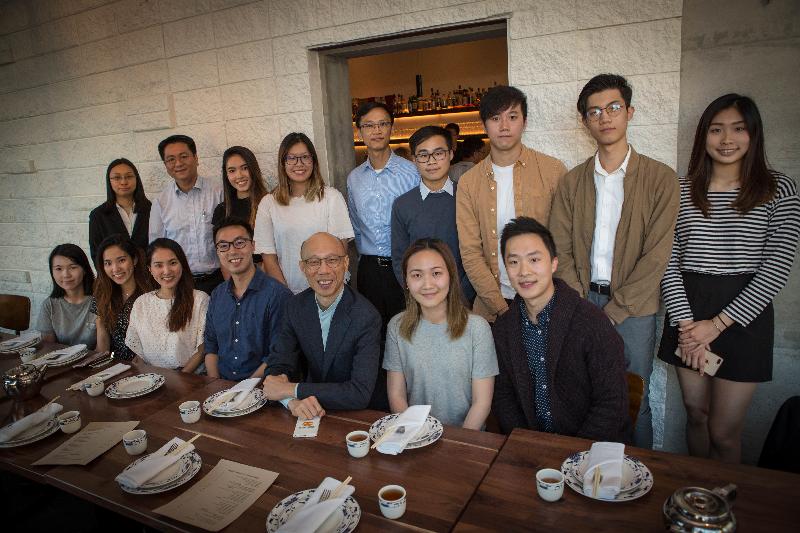 The Secretary for the Environment, Mr Wong Kam-sing (front row, third right), today (September 10, San Francisco time) meets with Hong Kong students studying at a local university in California, the United States, to learn about their daily life.