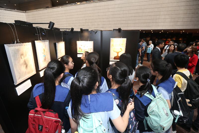 The Correctional Services Department today (September 11) held an opening ceremony for "Women Who Shine through the Wall - an Exhibition of Therapeutic Drawings of Female Persons in Custody". Photo shows a group of students touring the exhibition.
