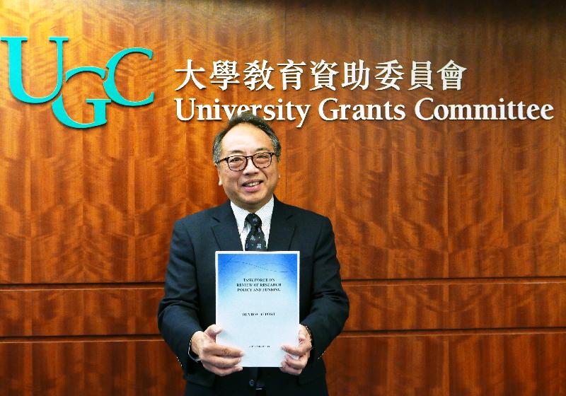 The Chairman of the Task Force on Review of Research Policy and Funding, Professor Tsui Lap-chee, today (September 11) submitted to the Government the Review Report on Research Policy and Funding.