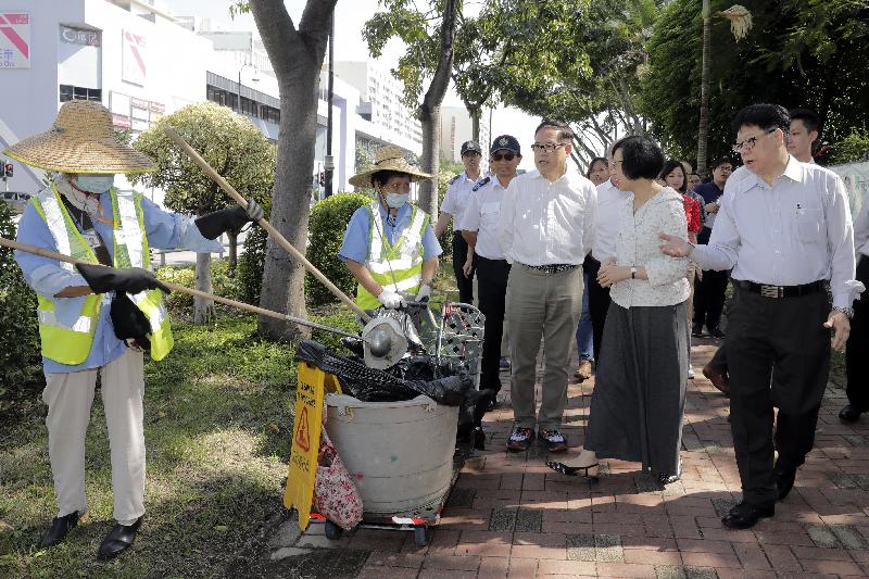 The Secretary for Food and Health, Professor Sophia Chan (second right), together with the Sha Tin District-led Actions Scheme Steering Group of Hygiene Improvement with Enhanced Anti-Mosquitos/Grass-Cutting, inspected mosquito prevention and control work in Sha Tin District today (September 11).