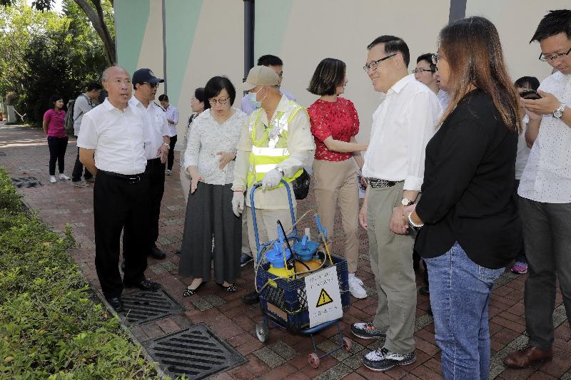 The Secretary for Food and Health, Professor Sophia Chan (second left), together with the Sha Tin District-led Actions Scheme Steering Group of Hygiene Improvement with Enhanced Anti-Mosquitos/Grass-Cutting, inspected mosquito prevention and control work in Sha Tin District today (September 11).
