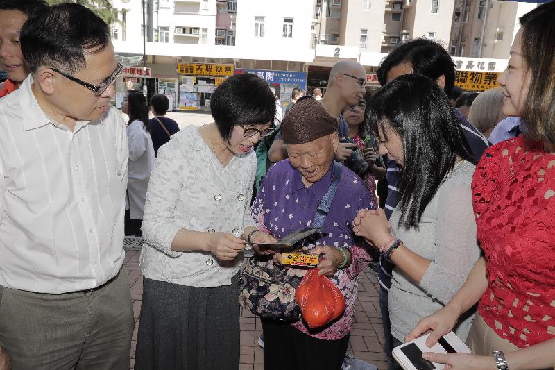 The Secretary for Food and Health, Professor Sophia Chan (second left), together with the Sha Tin District-led Actions Scheme Steering Group of Hygiene Improvement with Enhanced Anti-Mosquitos/Grass-Cutting, inspected the mosquito prevention and control work in Sha Tin District, and distributed leaflets and mosquito repellent to the public outside Tai Wai MTR Station today (September 11).