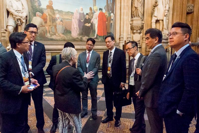 The delegation of the Legislative Council toured the Houses of Parliament of the United Kingdom yesterday (September 10, London time).