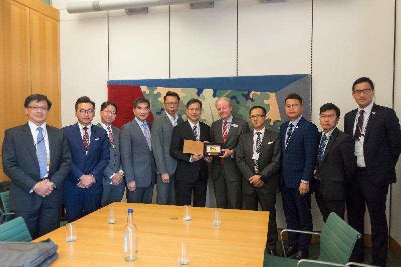 The delegation of the Legislative Council presented a souvenir to the Clerk of the Overseas Office of the House of Commons of the Parliament of the United Kingdom, Mr Matthew Hamlyn (fifth right), yesterday (September 10, London time).