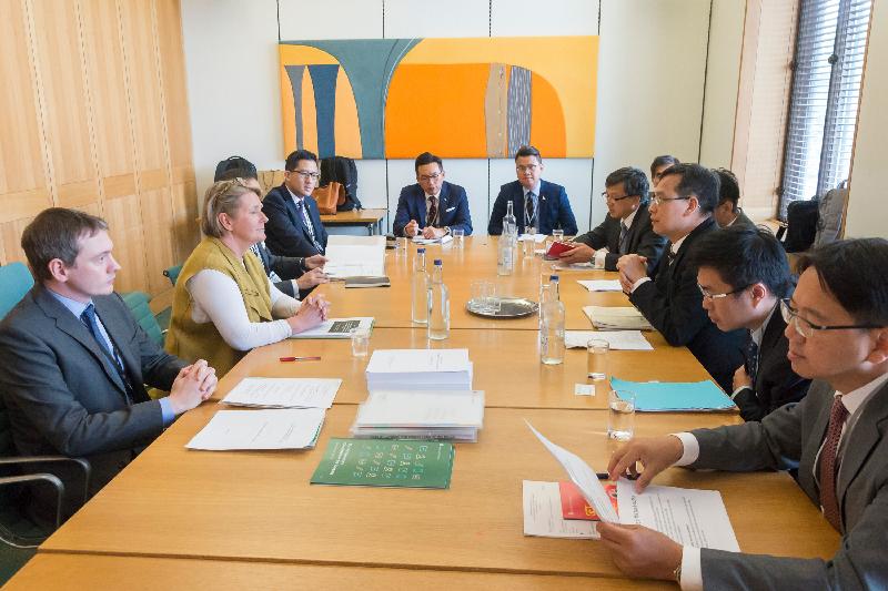 The delegation of the Legislative Council received a briefing from the Parliamentary Commissioner for Standards of the Parliament of the United Kingdom (UK Parliament), Ms Kathryn Stone (second left), and the Assistant Registrar of Members' Financial Interests, Mr Thomas Balloch (first left), yesterday (September 10, London time) on the Code of Conduct for Members of the UK Parliament, as well as the role and functions of the Office of the Parliamentary Commissioner for Standards.