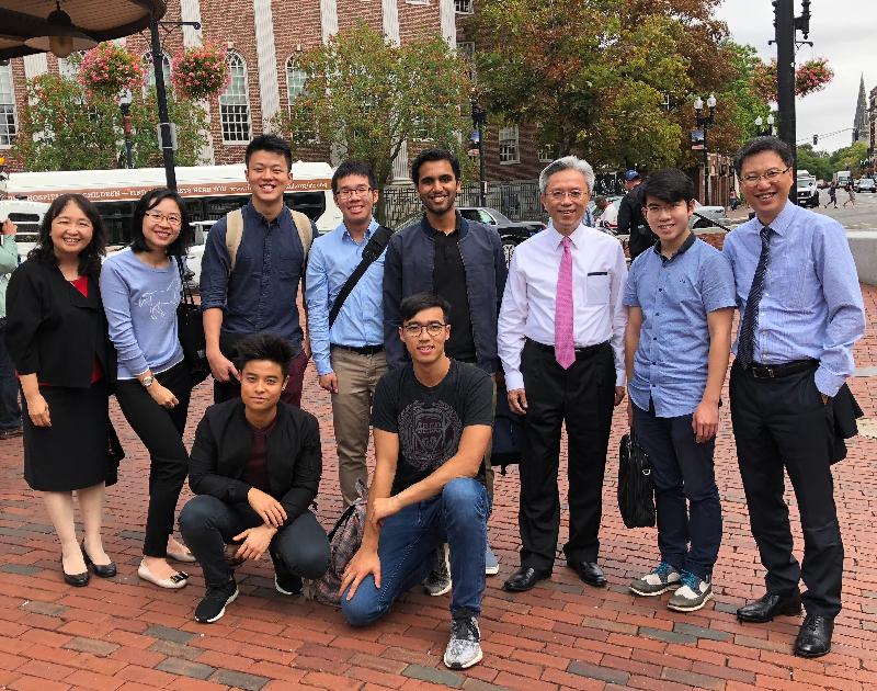 公務員事務局局長羅智光昨日（美國東岸時間九月十一日）在美國波士頓展開北美訪問的首站行程，到訪著名學院。圖示羅智光（後排右三）與香港留學生見面，了解他們的學習和生活情況。