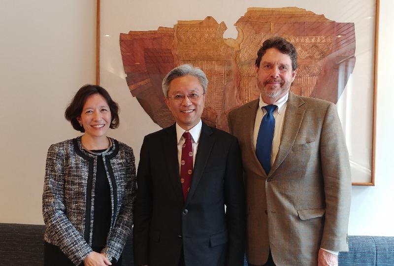 The Secretary for the Civil Service, Mr Joshua Law, started the first leg of his visit to North America in Boston, the United States, yesterday (September 11, Eastern Standard Time) to learn about the civil service training and public administration programmes there. Photo shows Mr Law (centre) meeting with the Faculty Chair of Master in Public Administration Programs, Professor Kessely Hong (left), and the Faculty Chair of Master in Public Policy Program, Professor John Donohue (right), at the John F Kennedy School of Government at Harvard University.