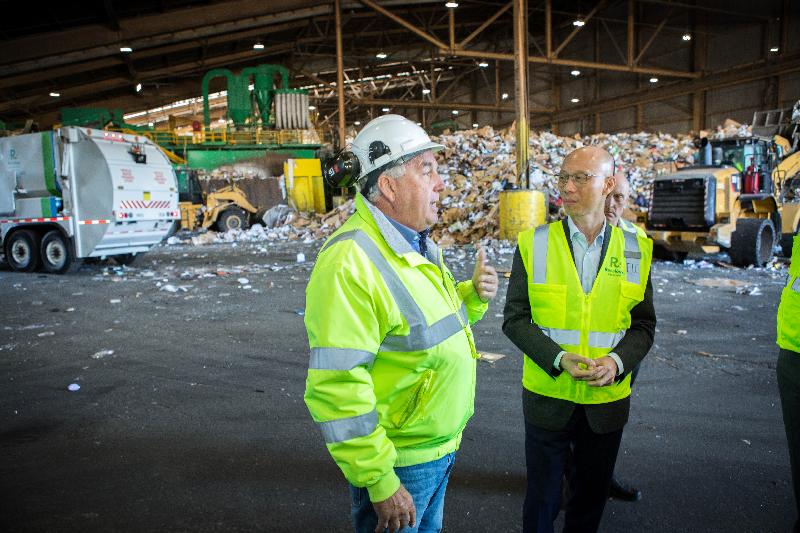 The Secretary for the Environment, Mr Wong Kam-sing (right), today (September 11, San Francisco time) visits the John A Legnitto Environmental Learning Center in San Francisco, the United States, to learn more about its waste reduction and clean recycling work.