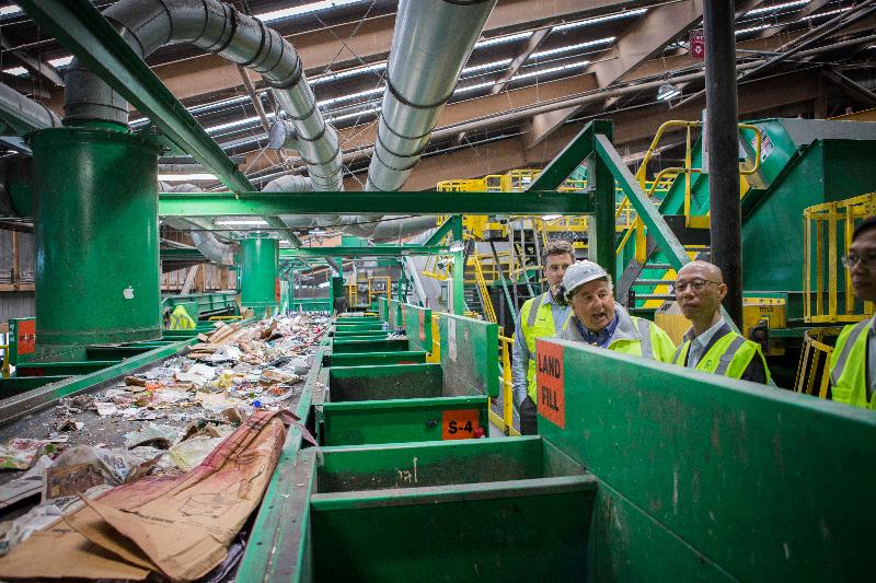 The Secretary for the Environment, Mr Wong Kam-sing (second right), today (September 11, San Francisco time) visits the John A Legnitto Environmental Learning Center in San Francisco, the United States, to learn more about its waste reduction and clean recycling work.