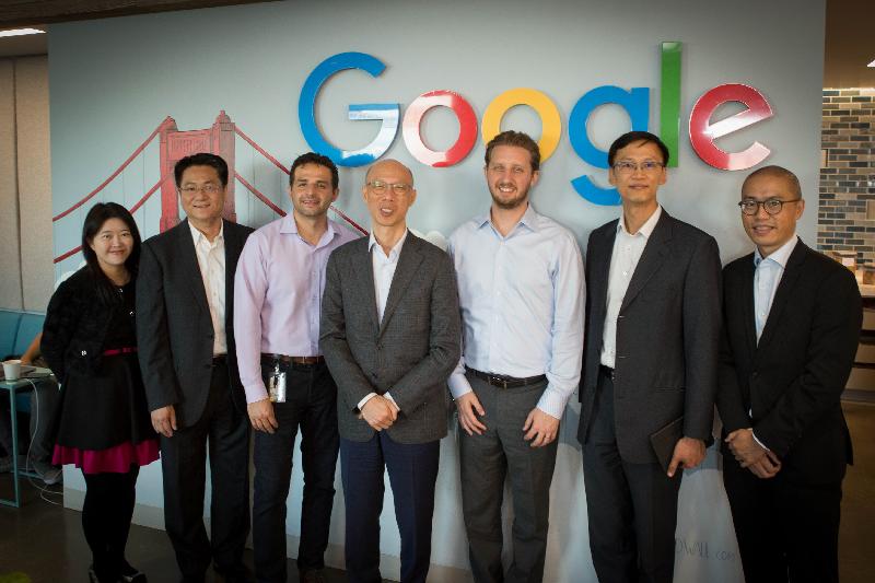 The Secretary for the Environment, Mr Wong Kam-sing (centre), today (September 11, San Francisco time) visits the Google San Francisco Office to understand its sustainable development features and green energy policies.