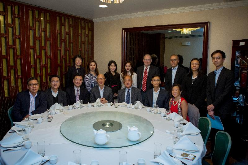 The Secretary for the Environment, Mr Wong Kam-sing (front row, centre), today (September 11, San Francisco time) dines with the Directors of the Hong Kong Association of Northern California in San Francisco, the United States.