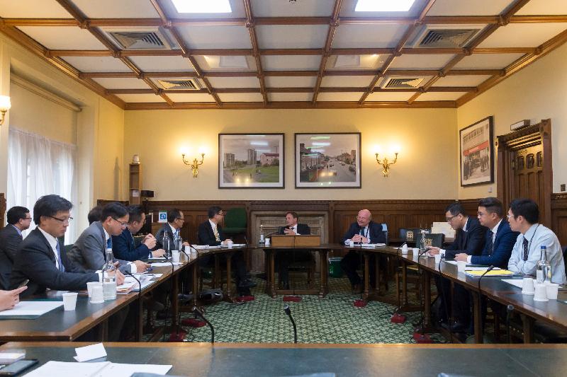 立法會代表團昨日（倫敦時間九月十一日）與英國國會下議院外交事務委員會會面。