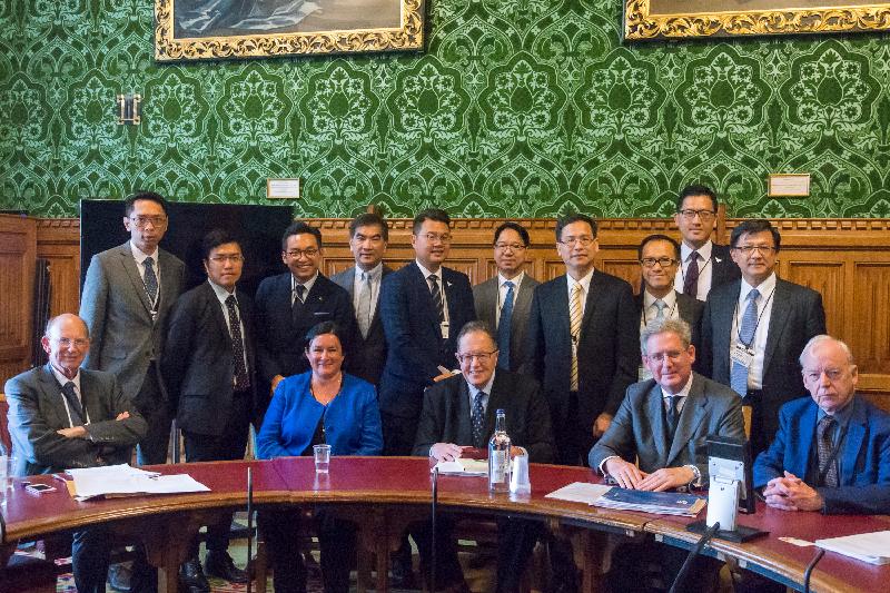 The delegation of the Legislative Council met with the Deputy Speaker of the House of Lords of the Parliament of the United Kingdom, Lord Boswell of Aynho (front row, centre), yesterday (September 11, London time).