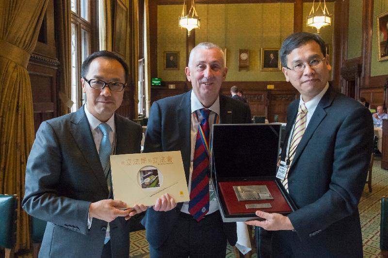 The leader of the delegation of the Legislative Council, Mr Ip Kin-yuen (right), and the deputy leader, Mr Kenneth Leung (left), presented souvenirs to the Deputy Speaker of the House of Commons and Chairman of Ways and Means of the Parliament of the United Kingdom, Sir Lindsay Hoyle (centre), yesterday (September 11, London time).