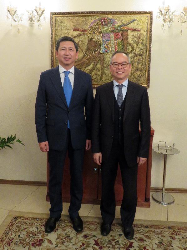 民政事務局局長劉江華今日（九月十二日）於哈薩克斯坦阿斯塔納展開訪問行程。圖示劉江華（右）與哈薩克斯坦共和國文化體育部秘書長Kuatzhan Ualiyev會面。