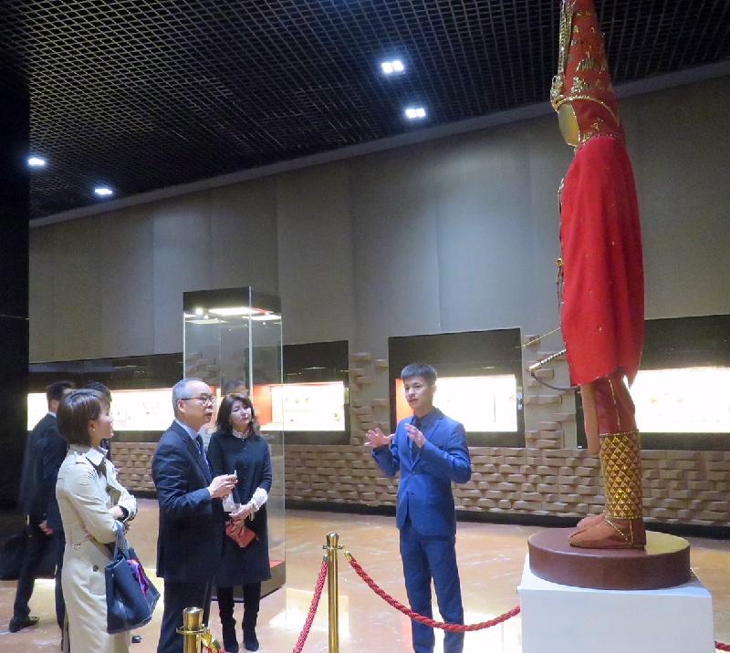 民政事務局局長劉江華今日（九月十二日）於哈薩克斯坦阿斯塔納展開訪問行程。圖示劉江華（左二）參觀哈薩克斯坦國家博物館。