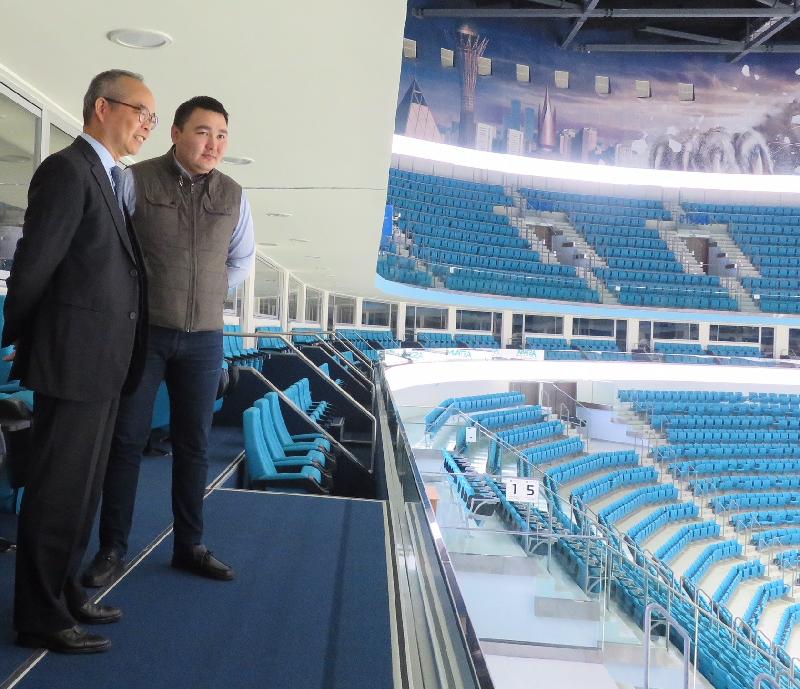 The Secretary for Home Affairs, Mr Lau Kong-wah, started his visit to Astana, Kazakhstan today (September 12). Photo shows Mr Lau (left) visiting an ice hockey rink.