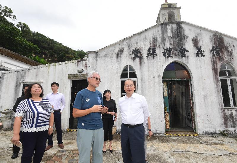 政務司司長張建宗（前排右）今日（九月十二日）參觀屬三級歷史建築的信義會禮拜堂。