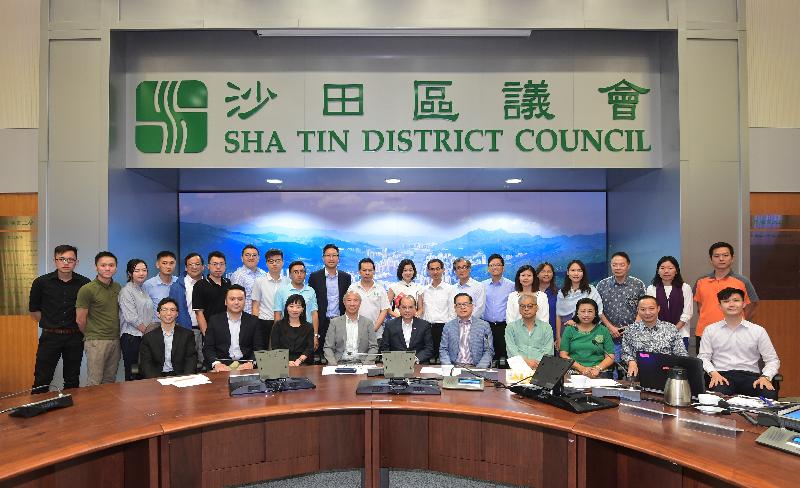 The Chief Secretary for Administration, Mr Matthew Cheung Kin-chung, met with members of the Sha Tin District Council (STDC) today (September 12). Mr Cheung (front row, fifth left) is pictured with the Chairman of the STDC, Mr Ho Hau-cheung (front row, fourth left), and members of the STDC.