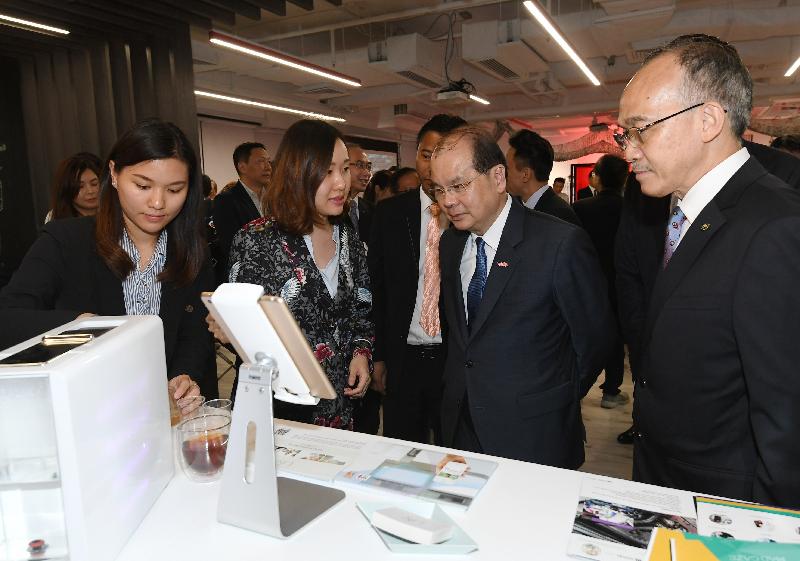 政務司司長張建宗（右二）今日（九月十二日）出席「INDEX工創空間」開幕典禮，並參觀場地設施。