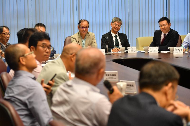 The Secretary for Labour and Welfare, Dr Law Chi-kwong, today (September 13) visited Sai Kung District. Photo shows Dr Law (back row, second right), and the Under Secretary for Labour and Welfare, Mr Caspar Tsui (back row, first right), meeting with the Chairman of the Sai Kung District Council, Mr George Ng (back row, third right), and members to discuss labour and welfare matters.