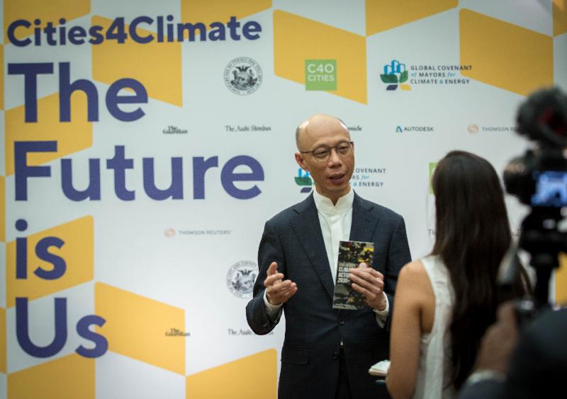 The Secretary for the Environment, Mr Wong Kam-sing (left), today (September 12, San Francisco time) is interviewed by the media in San Francisco, the United States, to explain Hong Kong's work on combating climate change and promoting green buildings.
