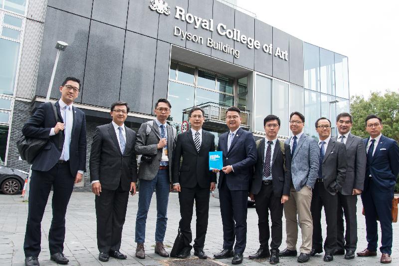 The delegation of the Legislative Council visited the Royal College of Art in London yesterday (September 12, London time). Photo shows (from left) Mr Lam Cheuk-ting, Dr Junius Ho, Mr Luk Chung-hung, Mr Ip Kin-yuen (leader), Mr Andrew Wan, Mr Au Nok-hin, Mr Charles Mok, Mr Kenneth Leung (deputy leader), Mr Chung Kwok-pan and Mr Alvin Yeung.