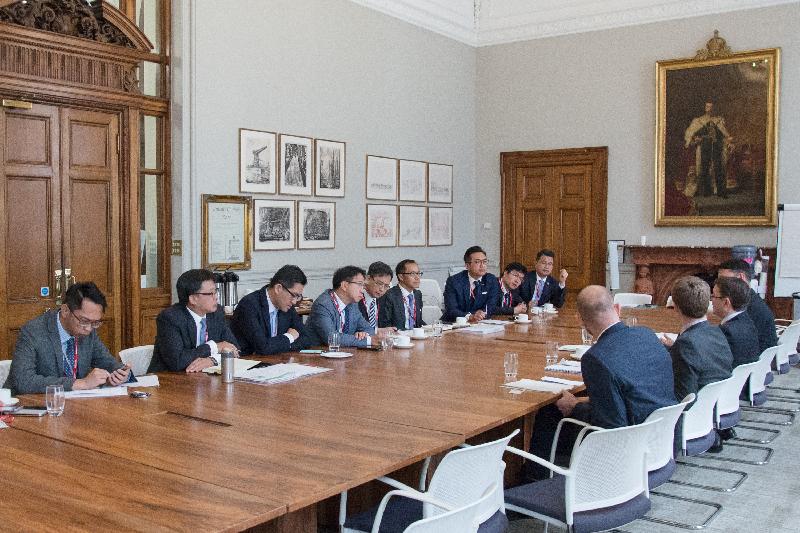 The delegation of the Legislative Council received a briefing from representatives of the Foreign and Commonwealth Office of the Government of the United Kingdom (UK) yesterday (September 12, London time) on the latest developments and the implications of the UK's exit from the European Union.