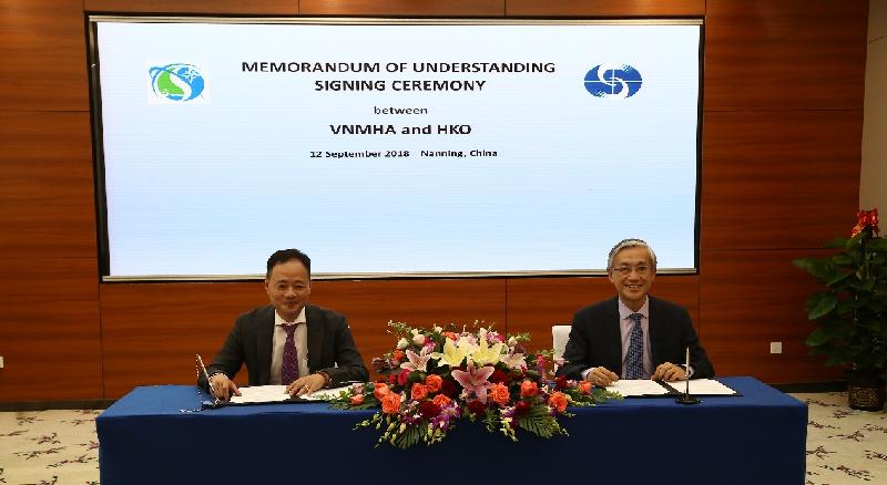 The Director of the Hong Kong Observatory, Mr Shun Chi-ming (right), attended the Second China-ASEAN Meteorological Forum held in Nanning yesterday (September 12) and signed a Memorandum of Understanding with the Acting Administrator of the Vietnam Meteorological and Hydrological Administration, Mr Tran Hong Thai (left), on the sidelines of the forum.