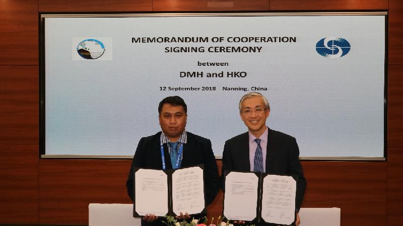 香港天文台台長岑智明（右）昨日（九月十二日）在南寧出席第二屆中國——東盟氣象合作論壇，並在論壇舉行期間與緬甸氣象及水文局局長Kyaw Moe Oo博士（左）簽署合作備忘錄。