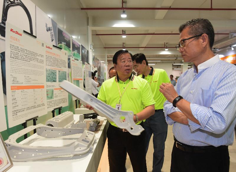 財政司司長陳茂波（右一）今日（九月十三日）在惠州參觀一間專營合金壓鑄和注塑的港資企業，了解公司在研發新技術和推動先進製造業發展的經驗。