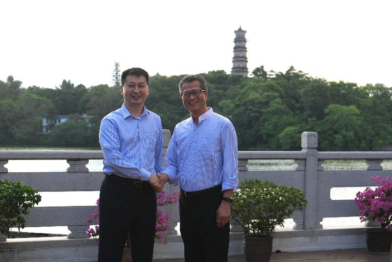 財政司司長陳茂波（右）今日（九月十三日）訪問惠州，並與惠州市市長劉吉（左）會面。