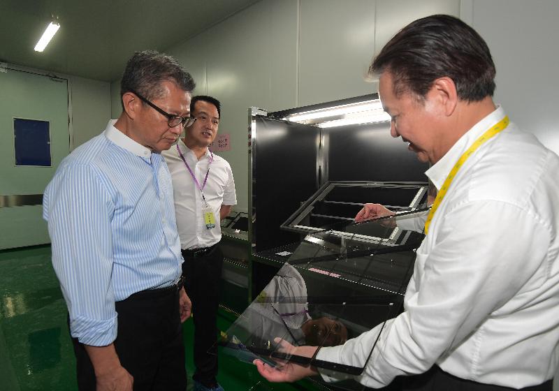 The Financial Secretary, Mr Paul Chan (left), today (September 13) visits a Hong Kong enterprise in Huizhou which specialises manufacturing of cover glass for mobile phones and watches to learn about its successful experience in developing new technologies and promoting the development of advanced manufacturing.