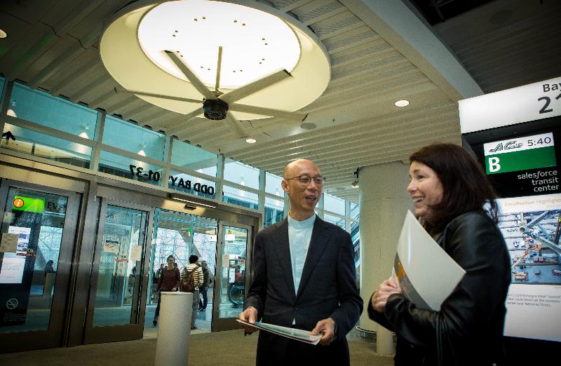 環境局局長黃錦星（左）今日（三藩市時間九月十三日）在美國三藩市參觀Salesforce運輸中心，視察其綠色建築設計。