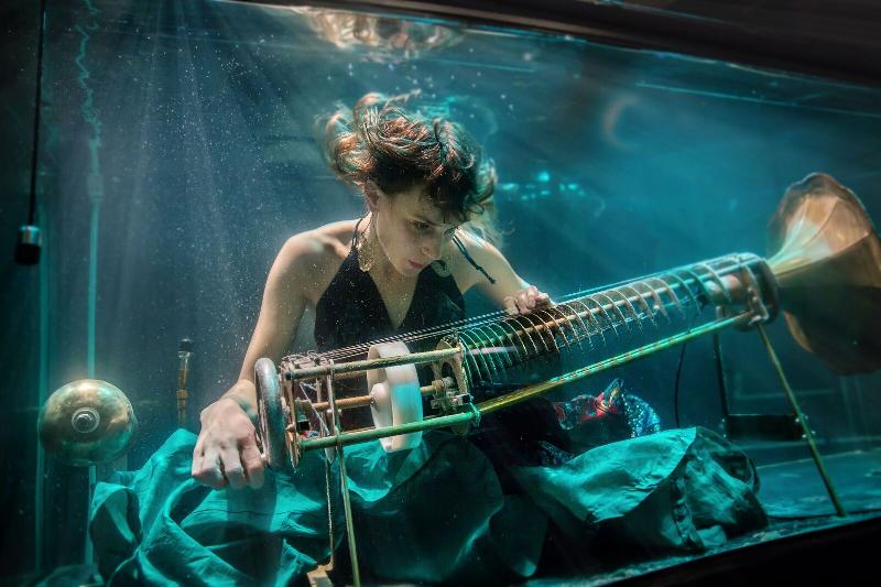 全球首个水底乐团、来自丹麦的「音与乐之间」十月来港，呈献非同凡响的水底音乐会《驭水之音》亚洲首演。图示主唱兼手摇六弦琴手南娜‧贝卓在水底演出。