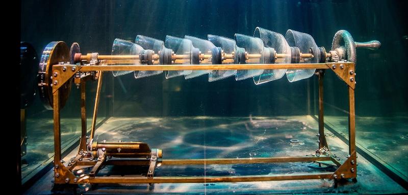 全球首個水底樂團、來自丹麥的「音與樂之間」十月來港，呈獻非同凡響的水底音樂會《馭水之音》亞洲首演。圖為其中一款特別研製的樂器－－水底水晶琴。